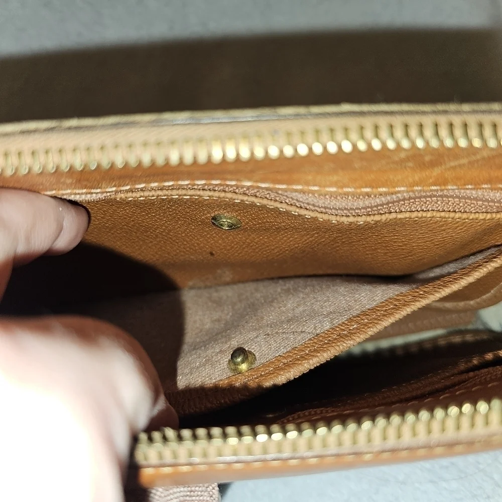 Dooney & Bourke classic dooney
